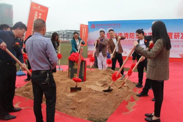 開(kāi)工儀式現(xiàn)場(chǎng)。